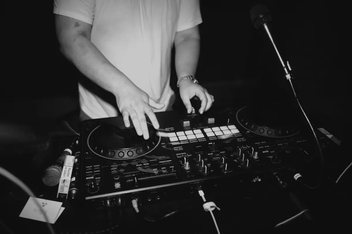 Hände am DJ-Controller in Schwarz-Weiß – DJ für Firmenfeiern in Köln