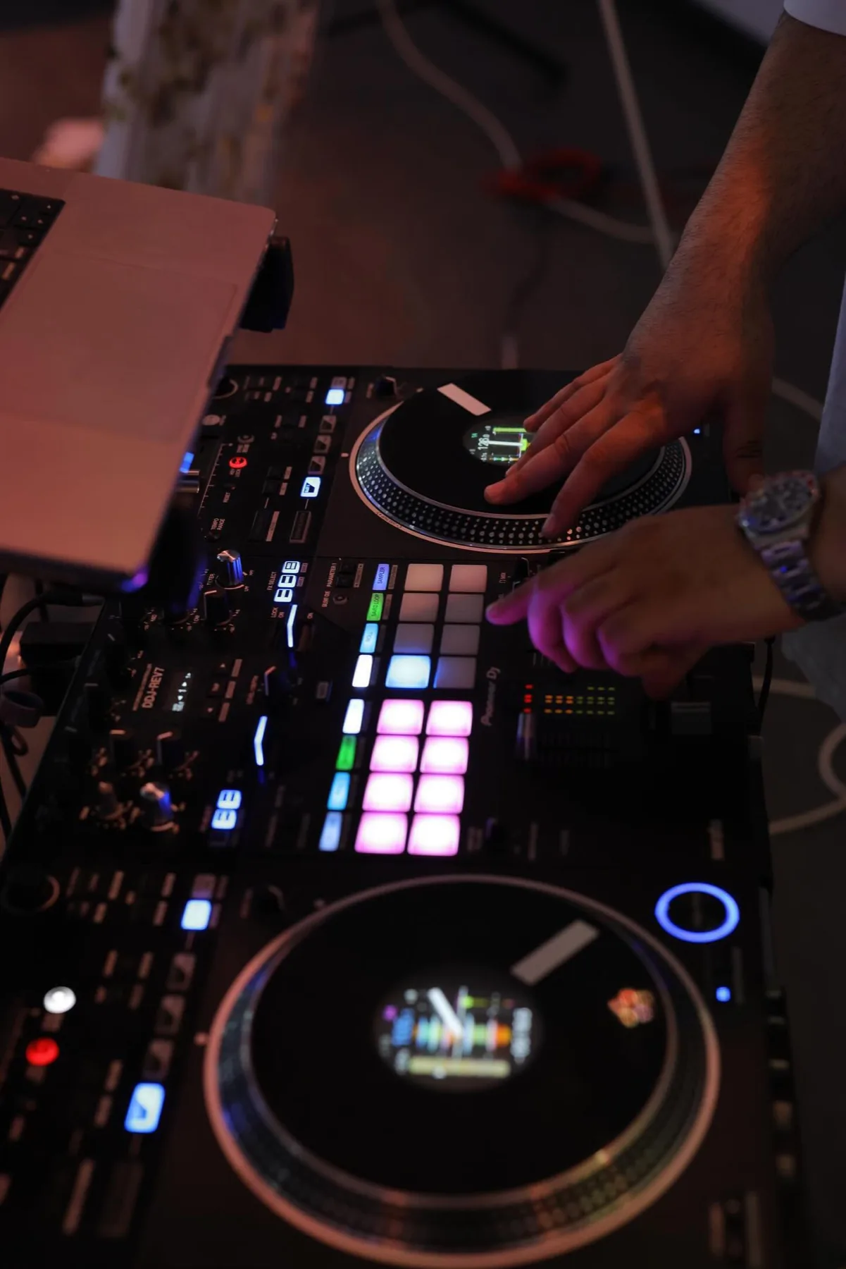 H&auml;nde von DJ SAM an den Decks beim Live-Mixing