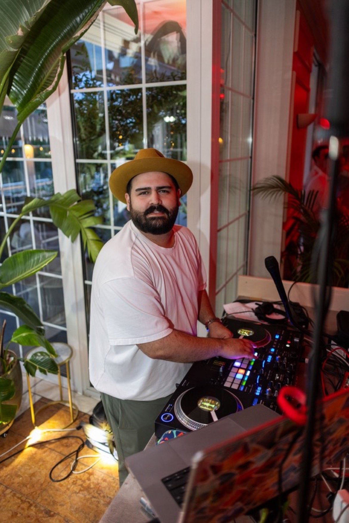 DJ SAM am Pult im Deichgraf in Düsseldorf (Foto: buxphoto.graphy)