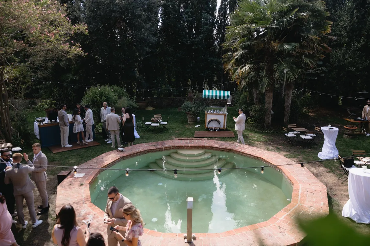 Runder Pool im Garten einer Hochzeitslocation