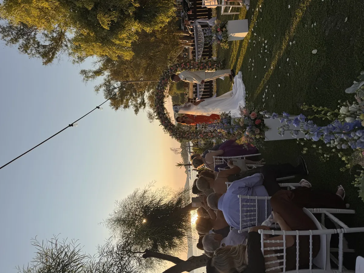 Sektempfang im goldenen Abendlicht vor der Location