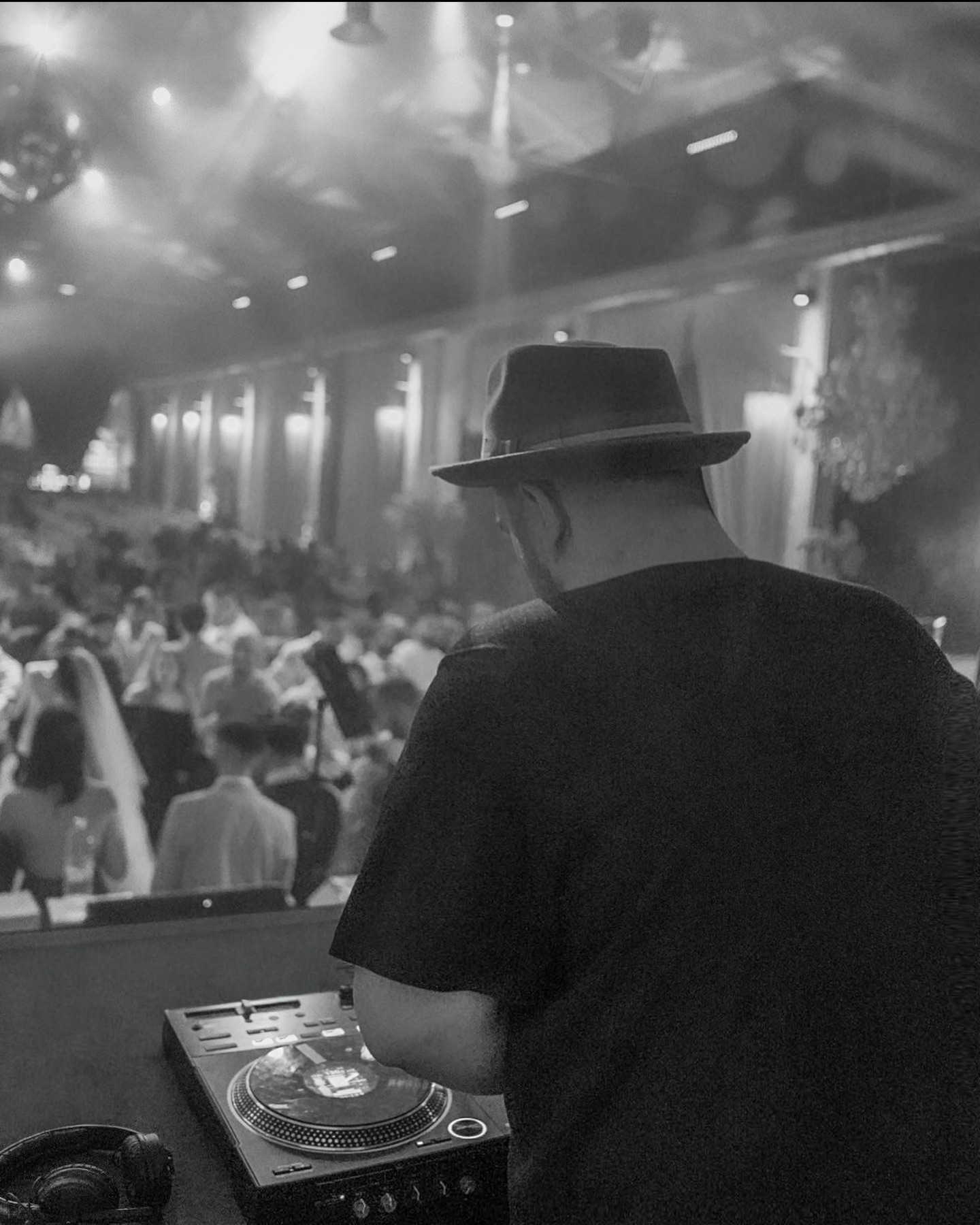 Hochzeits-DJ Sam als Abendregisseur &ndash; souverän über der Hochzeitsgesellschaft