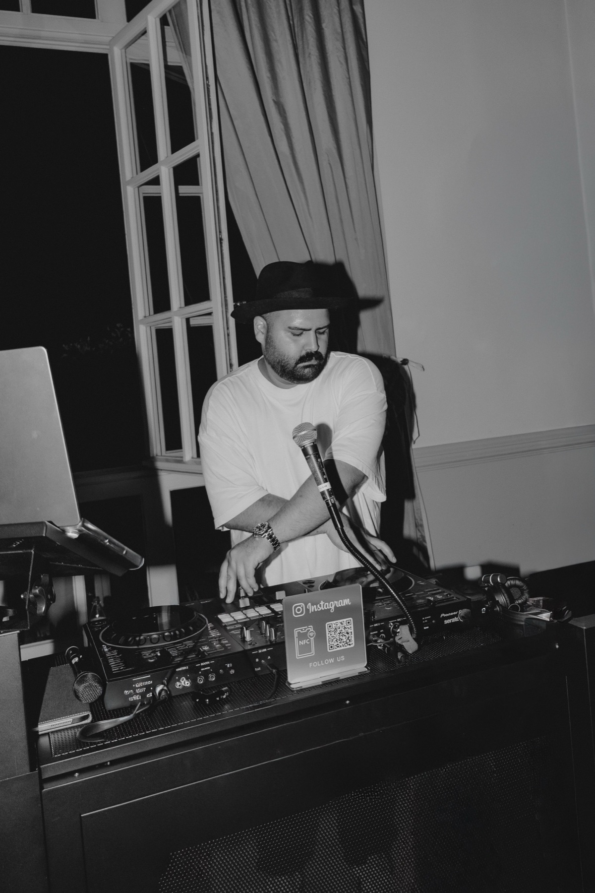 Hochzeits-DJ Sam (Semih Erbay) am DJ-Pult – Premium Hochzeits-DJ in NRW