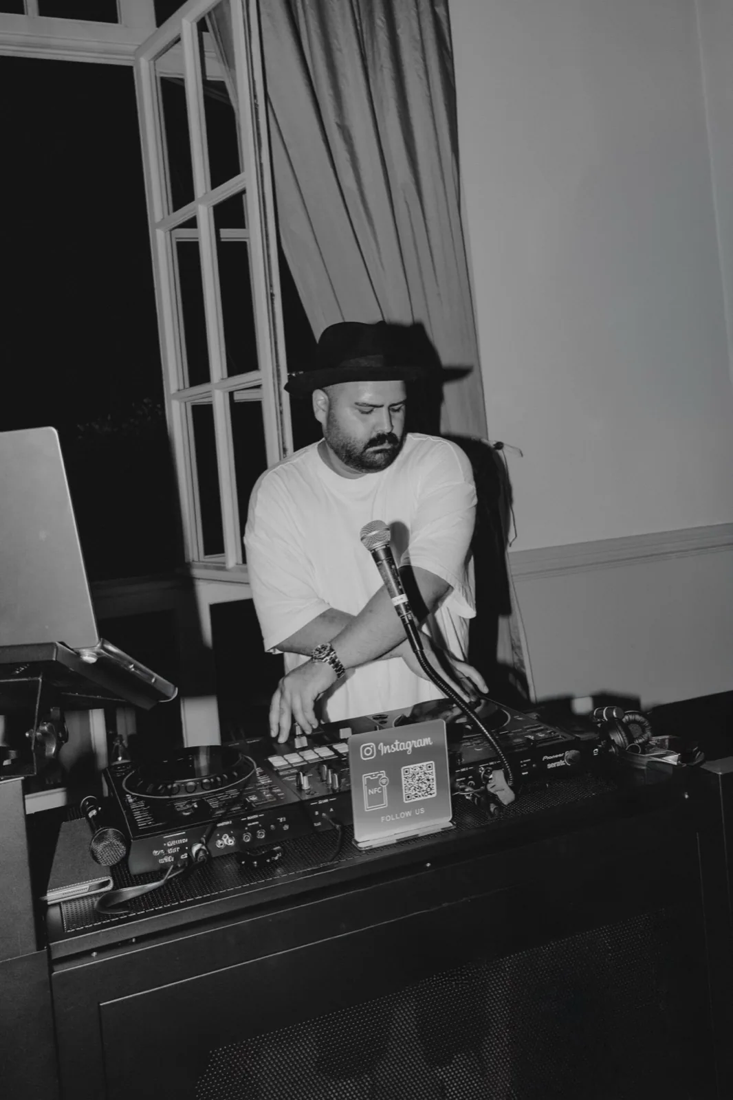 DJ SAM (Semih Erbay) am DJ-Pult bei einer Hochzeit in NRW