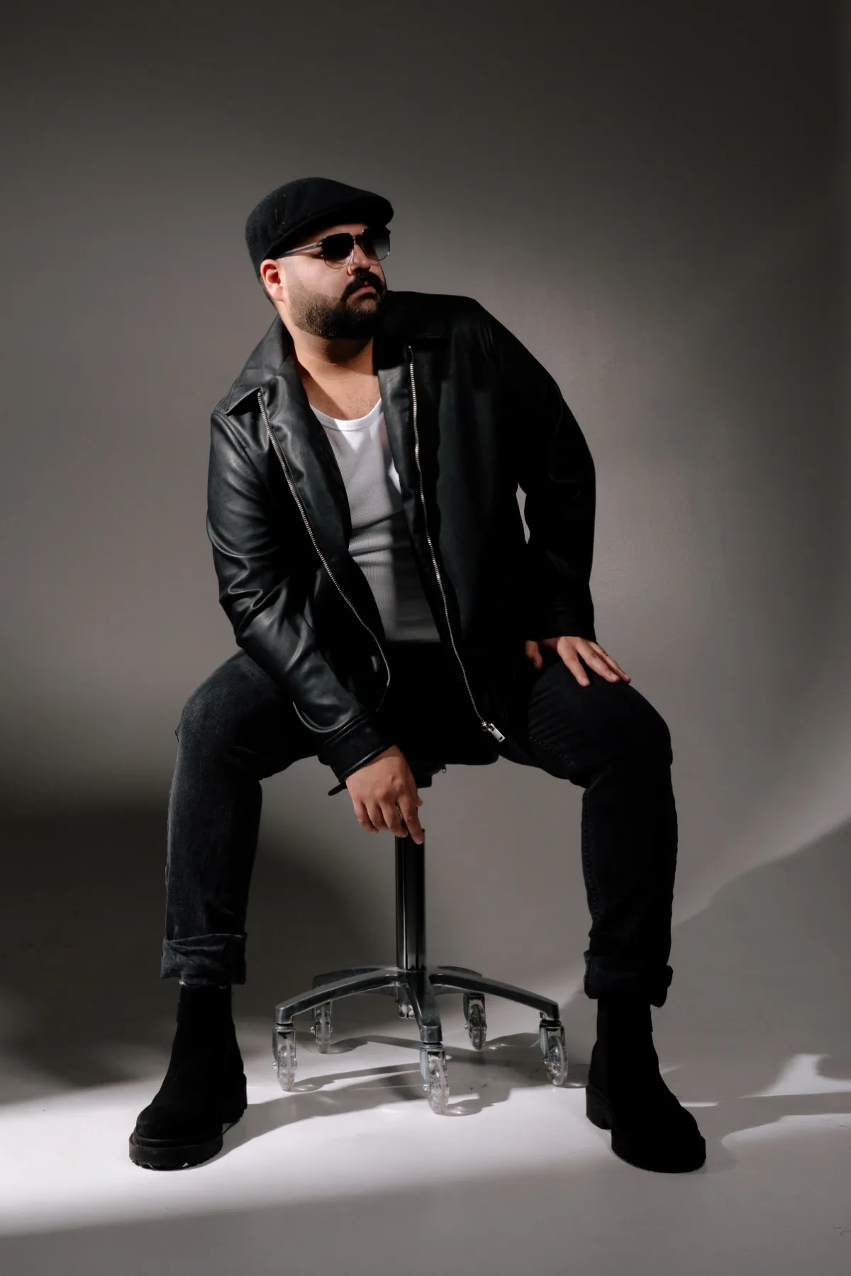 DJ SAM &ndash; Hochzeits- und Event-DJ aus NRW im Portr&auml;t mit Lederjacke