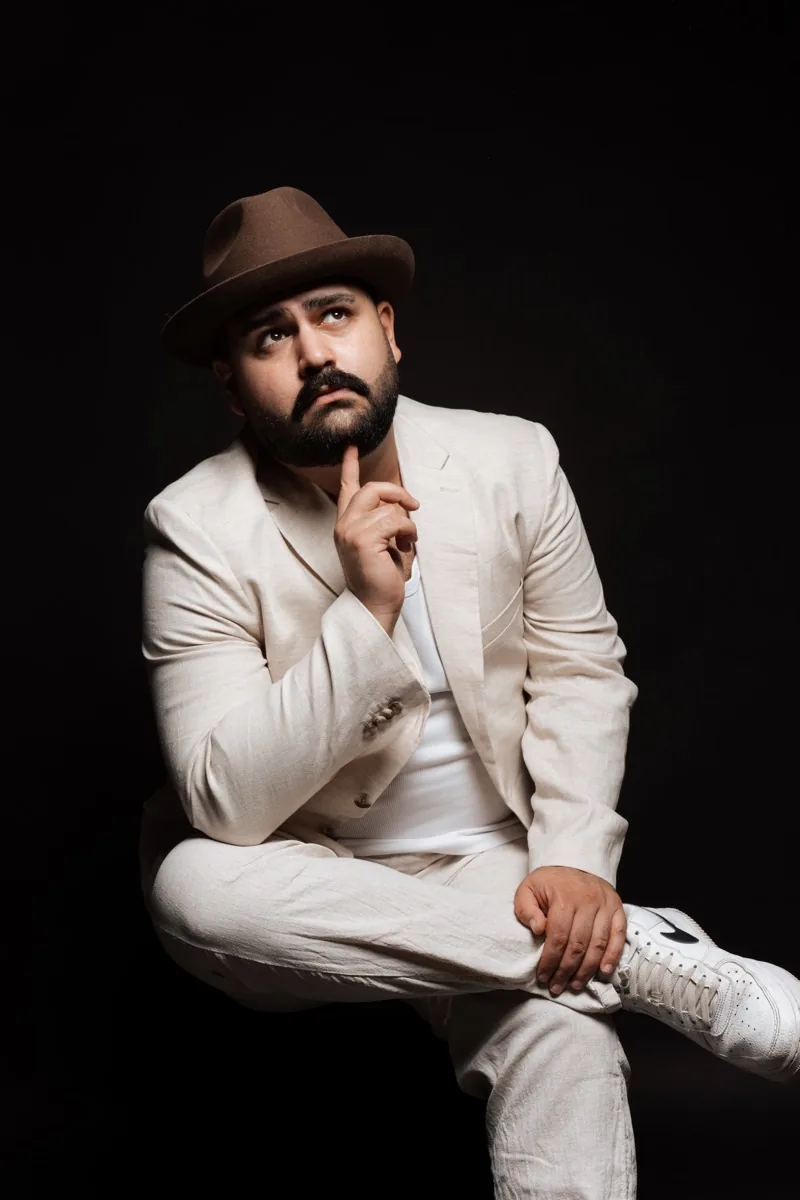 Semih Erbay &ndash; DJ SAM &ndash; Portrait im cremefarbenen Anzug