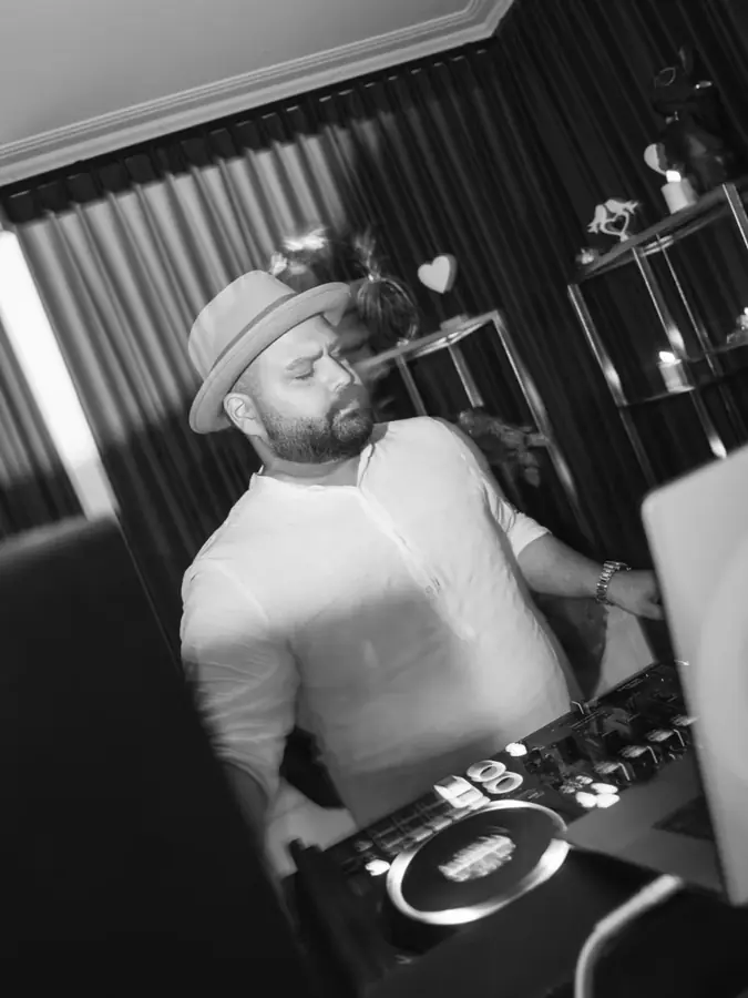 DJ SAM beim Mixing in Bewegung &ndash; Schwarzwei&szlig;