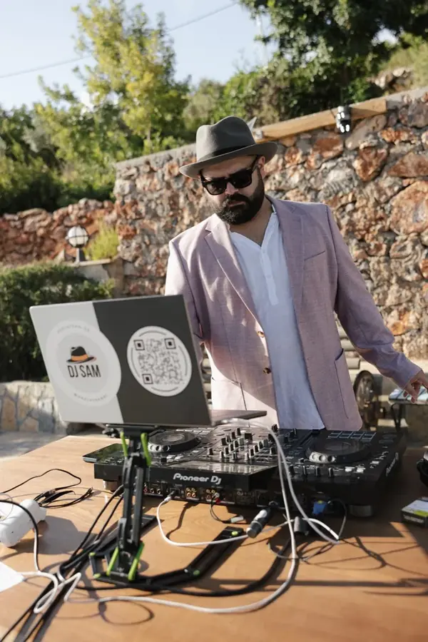 DJ SAM am Outdoor-Setup mit Blazer und Sonnenbrille