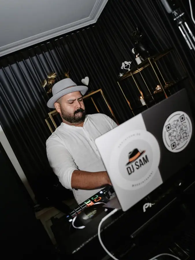 DJ SAM am Pioneer-Pult mit Logo &ndash; Hochzeitsfeier