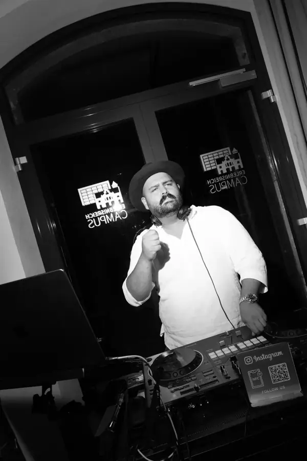 DJ SAM singt am DJ-Booth &ndash; Schwarzwei&szlig;