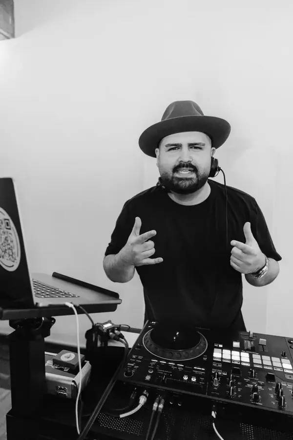 DJ SAM mit Peace-Zeichen am DJ-Pult &ndash; Schwarzwei&szlig;