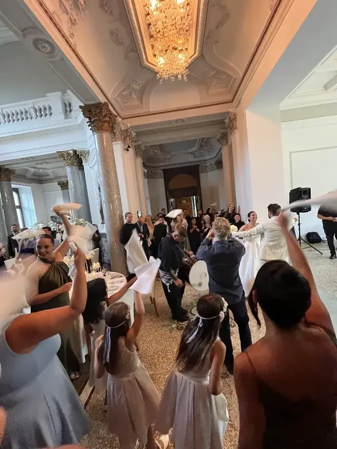 Hochzeitsfeier in elegantem Saal mit Kronleuchter