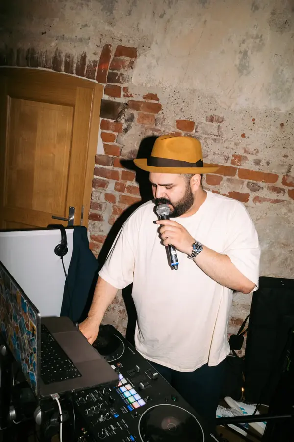 DJ SAM moderiert mit Mikrofon direkt bei den G&auml;sten