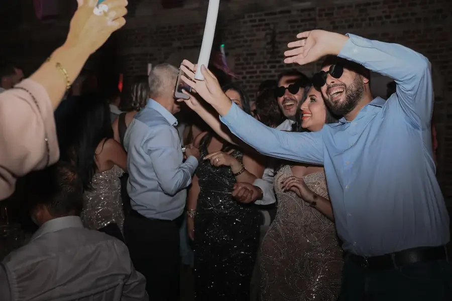 Selfie-Moment mit feiernden G&auml;sten auf der Tanzfl&auml;che