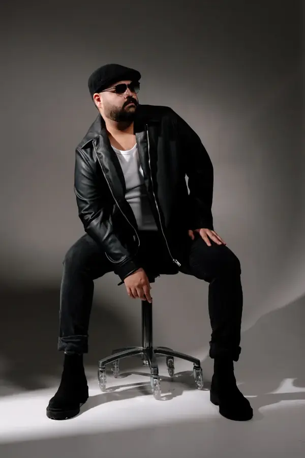 DJ SAM in Lederjacke mit Cap und Sonnenbrille &ndash; urbanes Portr&auml;t