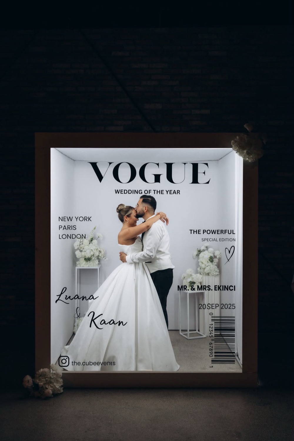 Brautpaar Luana und Kaan auf beleuchtetem Vogue-Magazin-Cover-Aufsteller