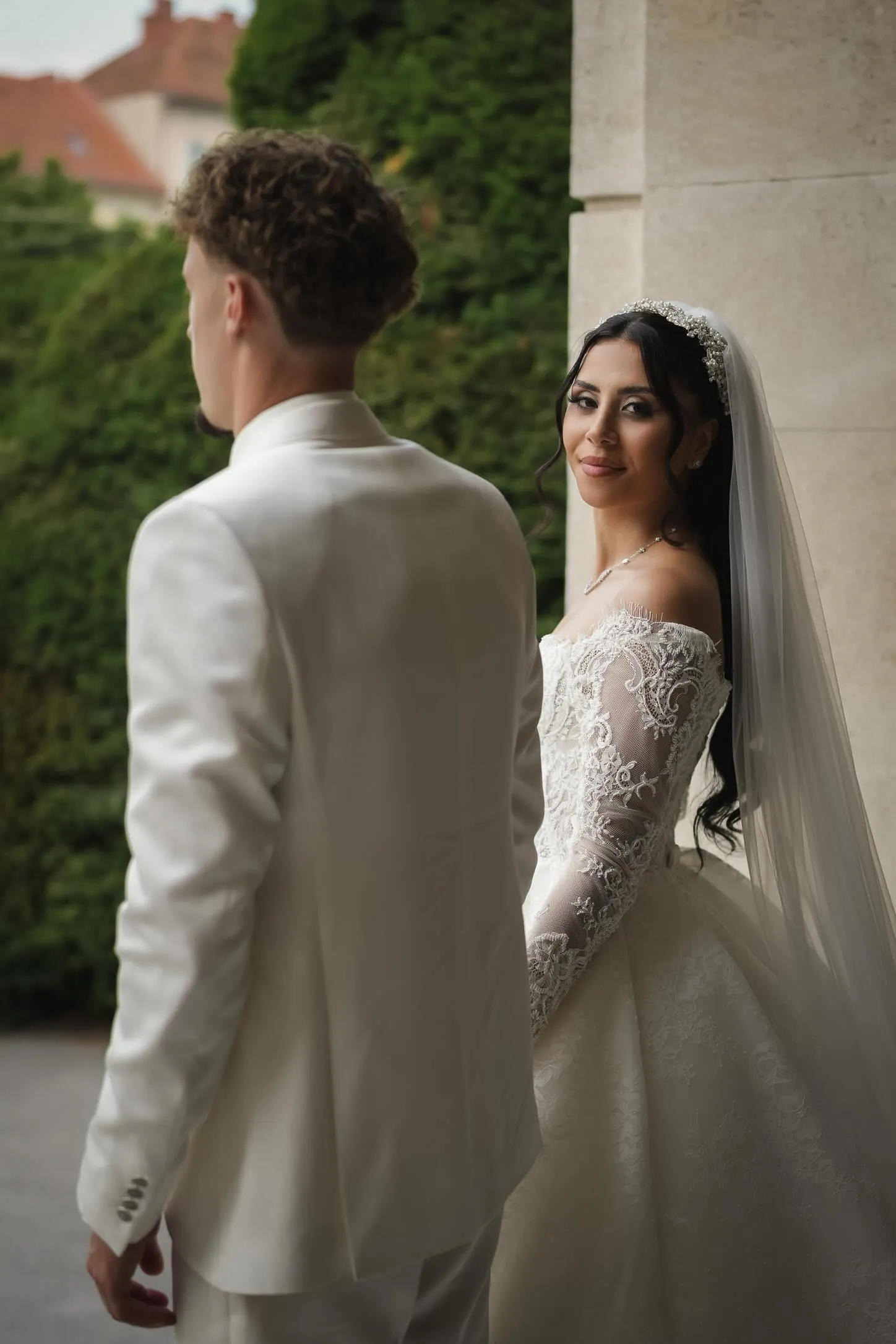 Y. im Brautkleid und C. im weißen Anzug bei ihrer Hochzeit in der Südsteiermark