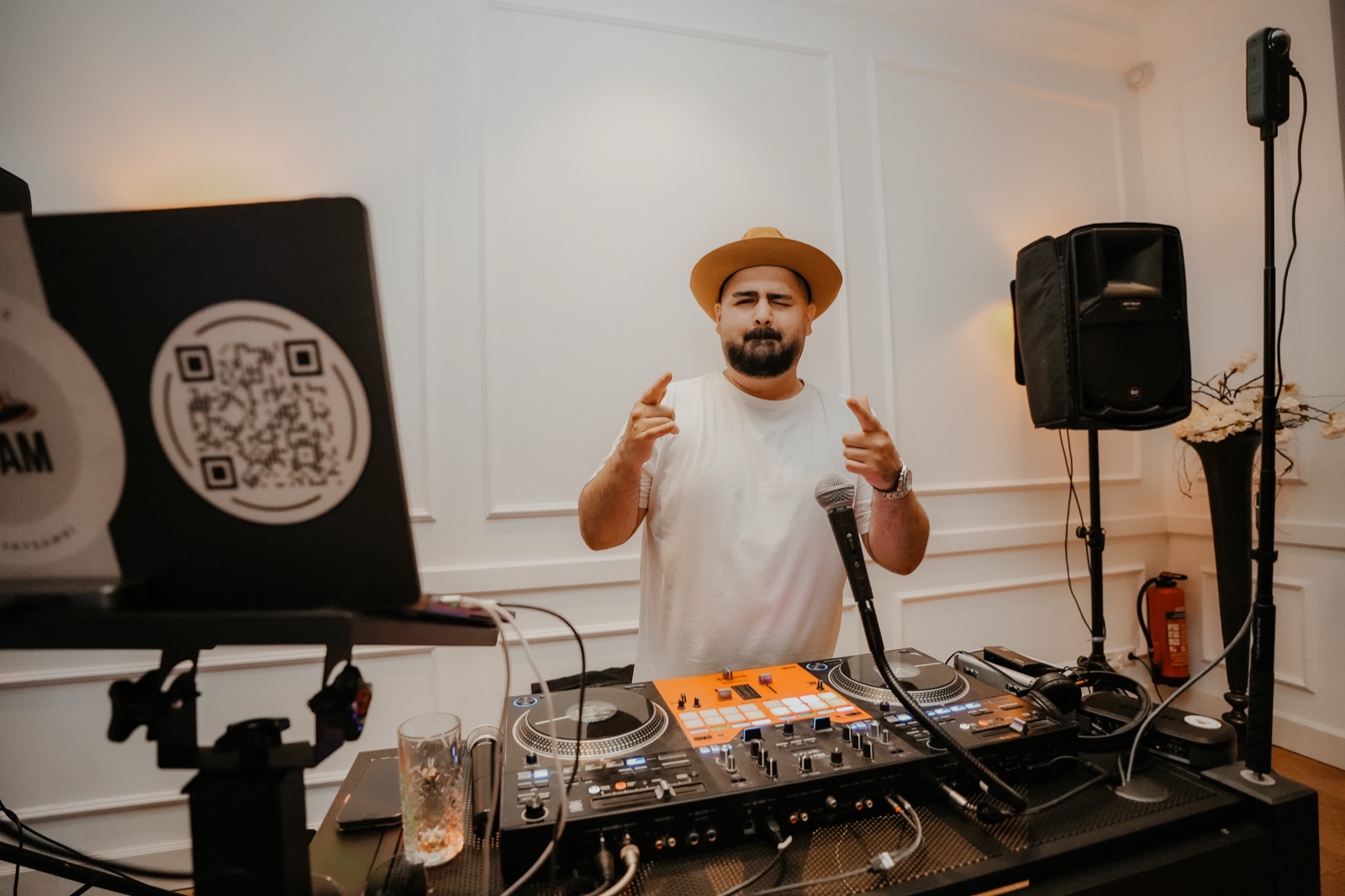 DJ SAM am DJ-Pult mit Mikrofon auf Gut Altona – Hochzeits-DJ für multikulturelle Hochzeiten