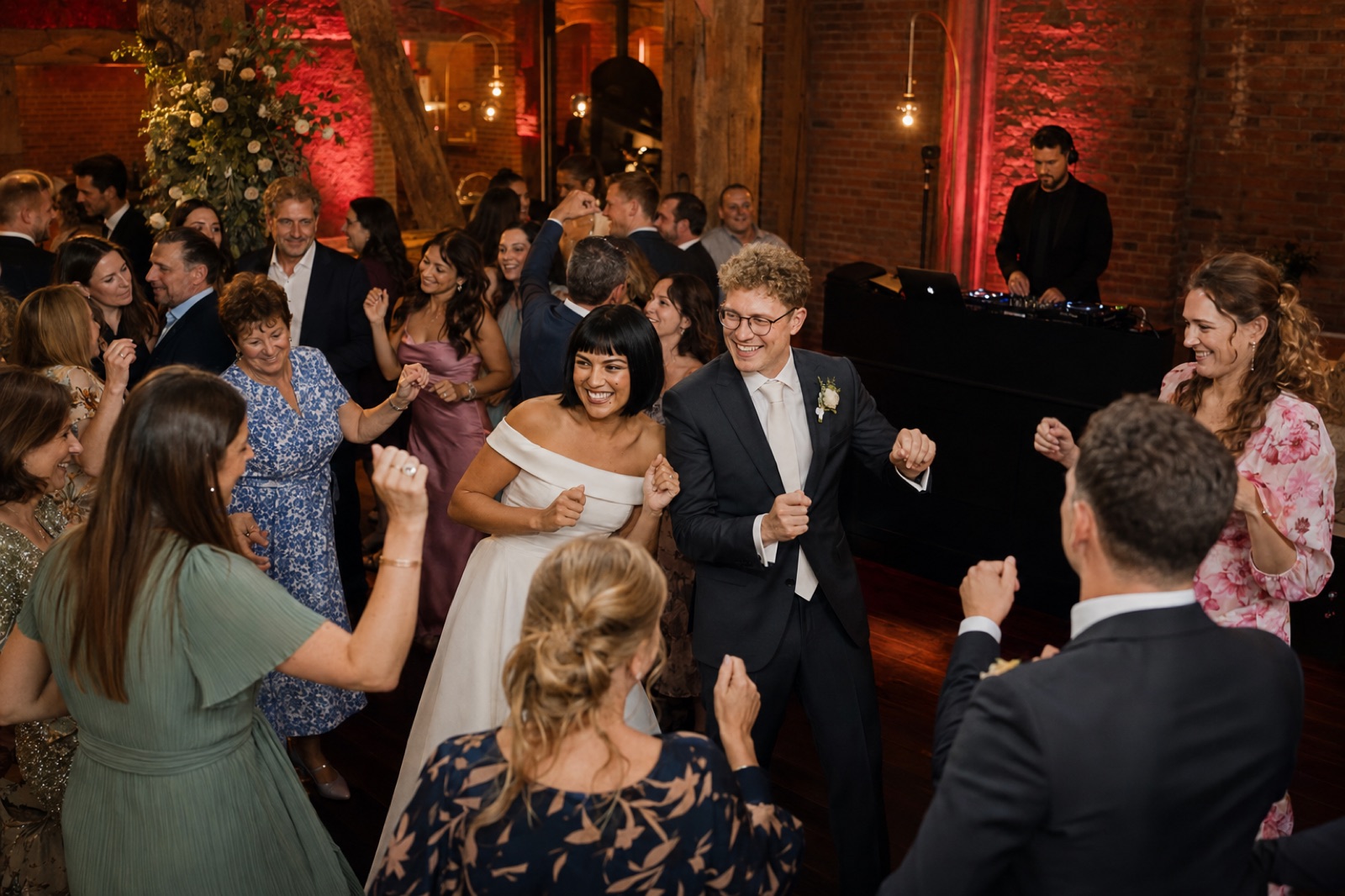 Hochzeitsparty mit Hochzeits-DJ in einer Scheune in NRW