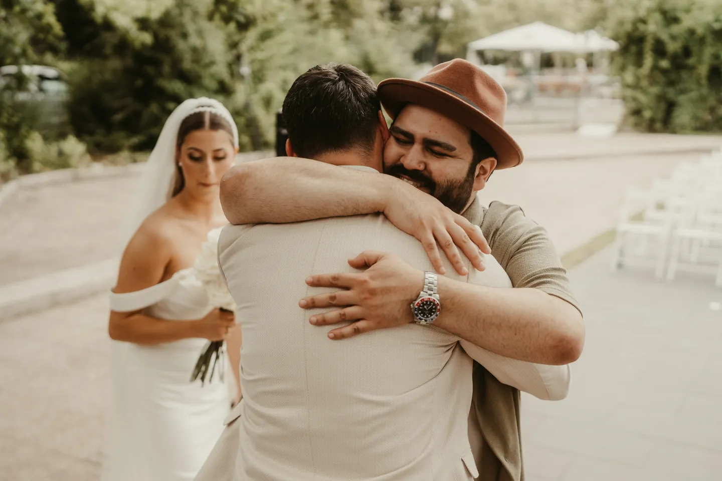 Der Br&auml;utigam umarmt DJ SAM, daneben die Braut, bei der bosnisch-deutschen Hochzeit in der Festscheune am &Uuml;mminger See