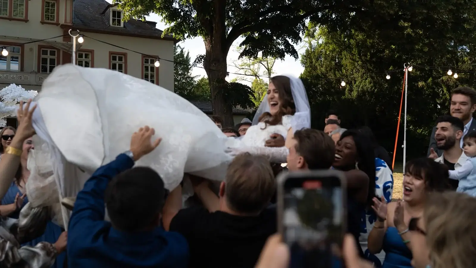 Die Braut wird von den G&auml;sten getragen &ndash; Hochzeit am Olof-Palme-Haus in Hanau