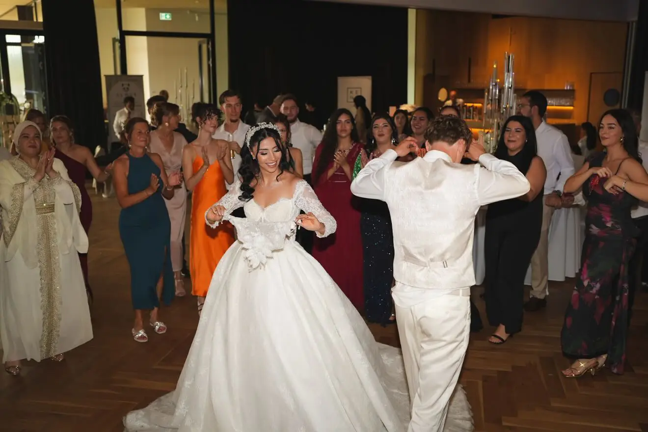 Y. und C. tanzen mit ihren Gästen bei ihrer Hochzeit im ZIB Nikolai