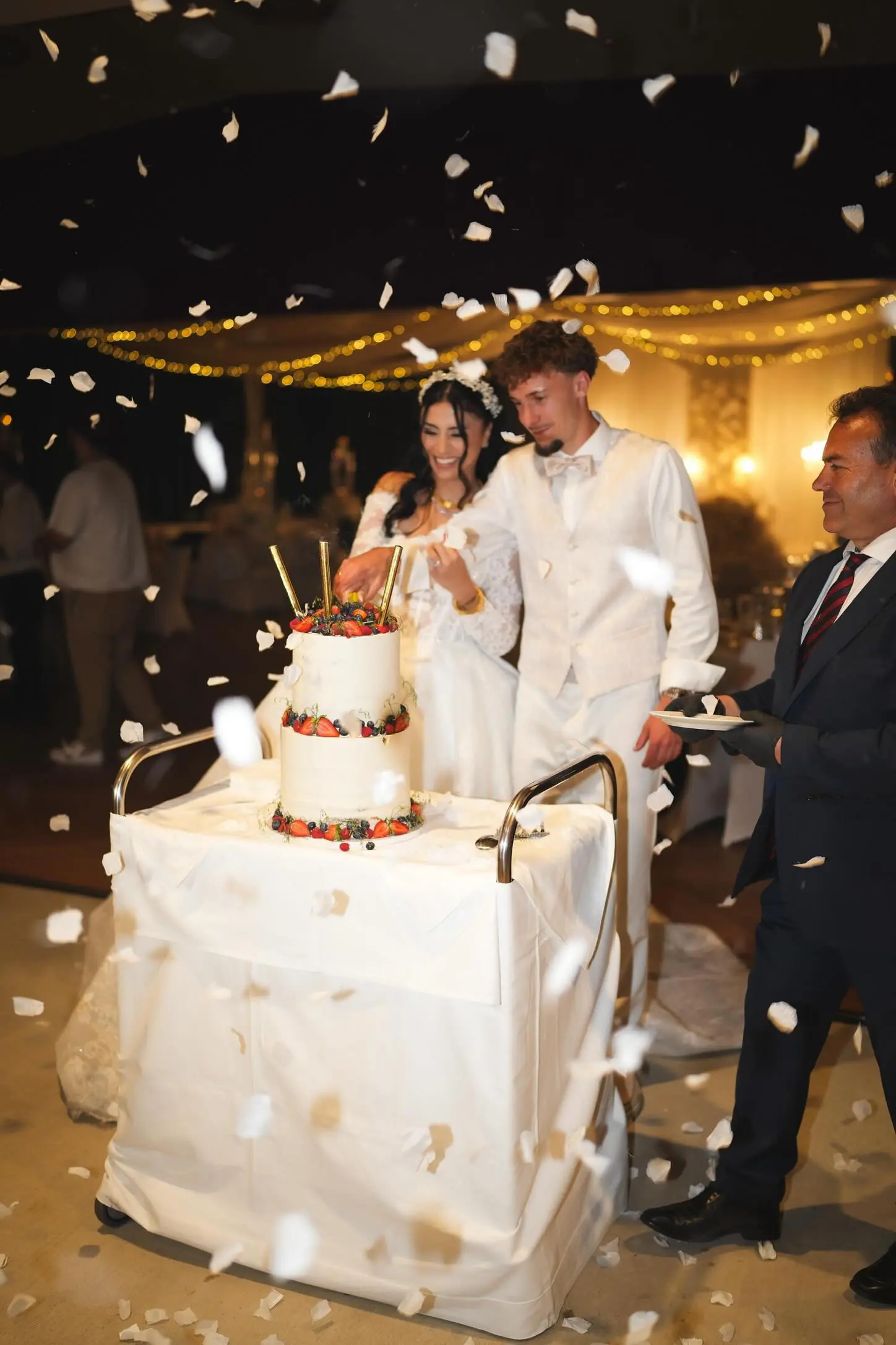 Y. und C. schneiden gemeinsam ihre Hochzeitstorte im ZIB Nikolai an