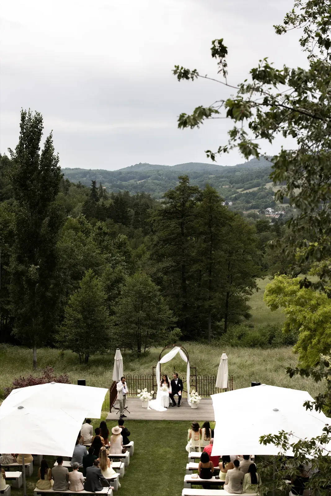 Freie Trauung am Teich des Hofguts Hohenstein mit Panoramablick über den Odenwald