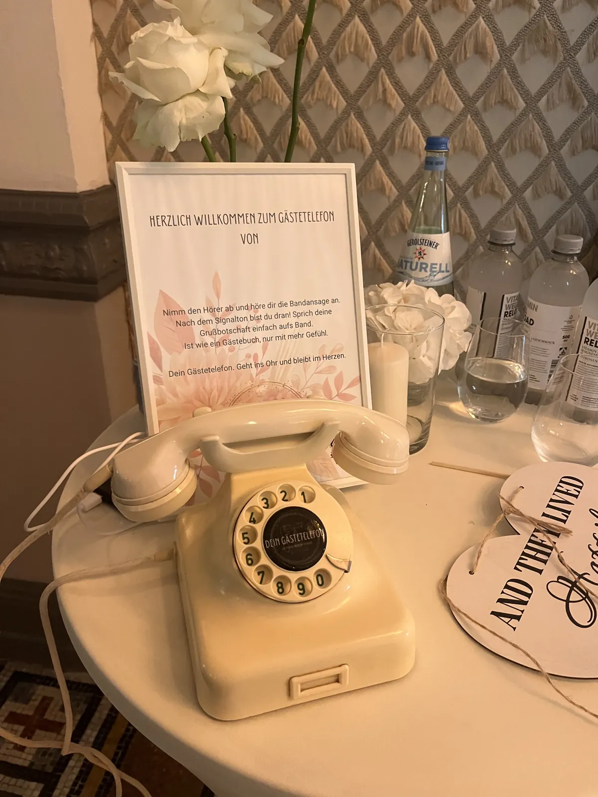 Das G&auml;stetelefon der Feier &ndash; ein Vintage-Telefon mit gerahmter Anleitung f&uuml;r Gru&szlig;botschaften