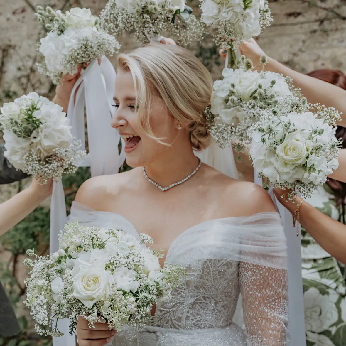 Die strahlende Braut mit wei&szlig;en Rosenstr&auml;u&szlig;en bei der deutsch-t&uuml;rkischen Hochzeit im Lavie bei K&ouml;ln