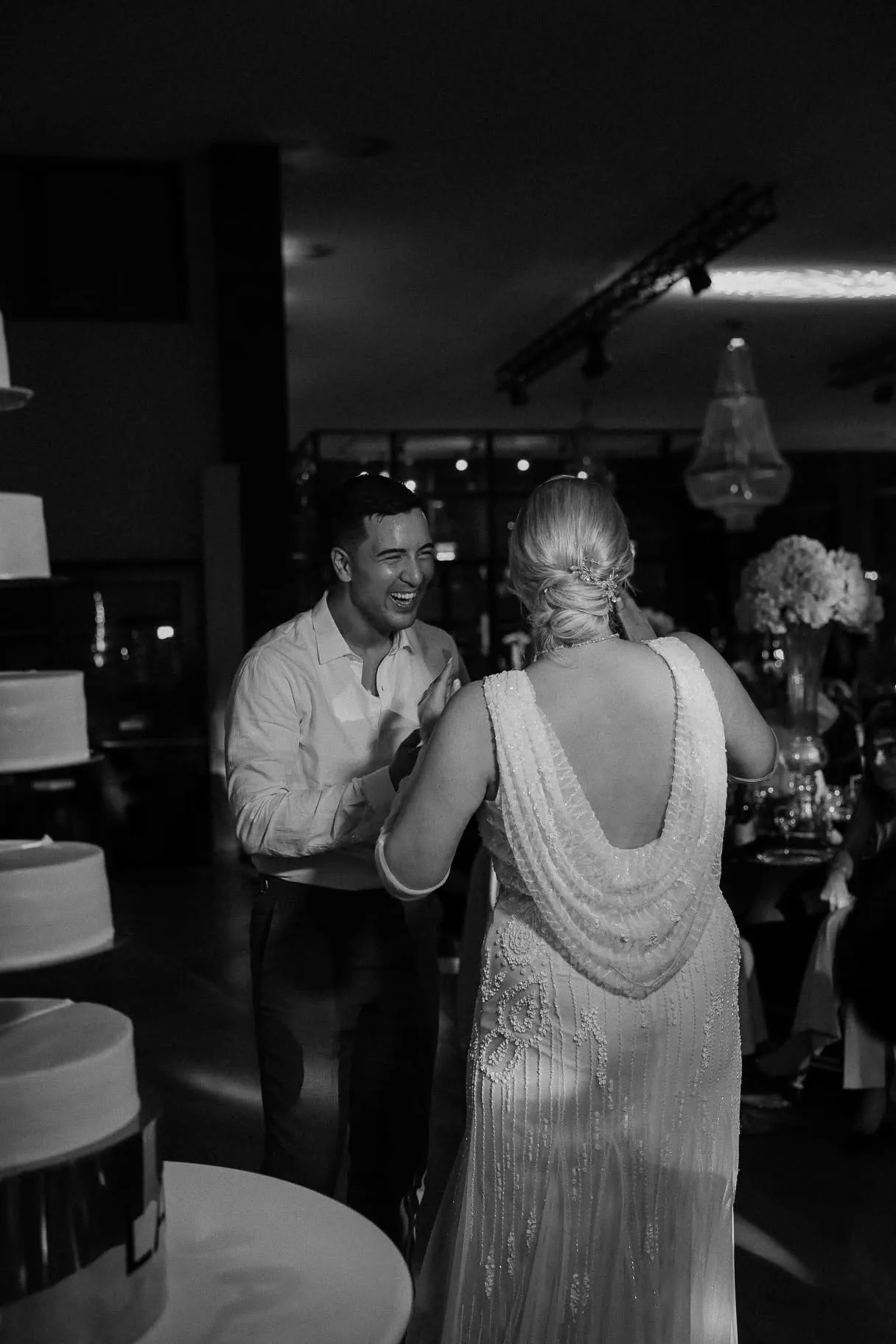 V. & E. lachen zusammen, im Vordergrund die Hochzeitstorte, im Lavie bei K&ouml;ln