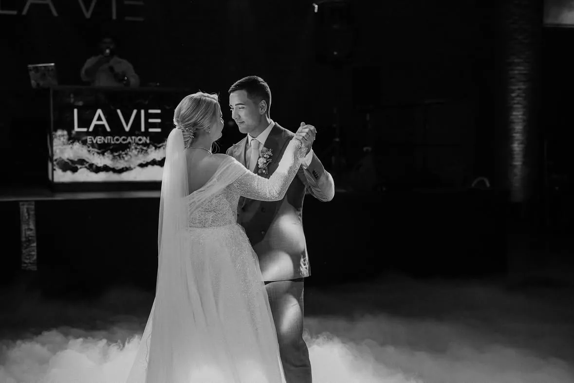 Der Hochzeitstanz von V. & E. vor dem beleuchteten LA-VIE-Schriftzug, zweiter Blickwinkel