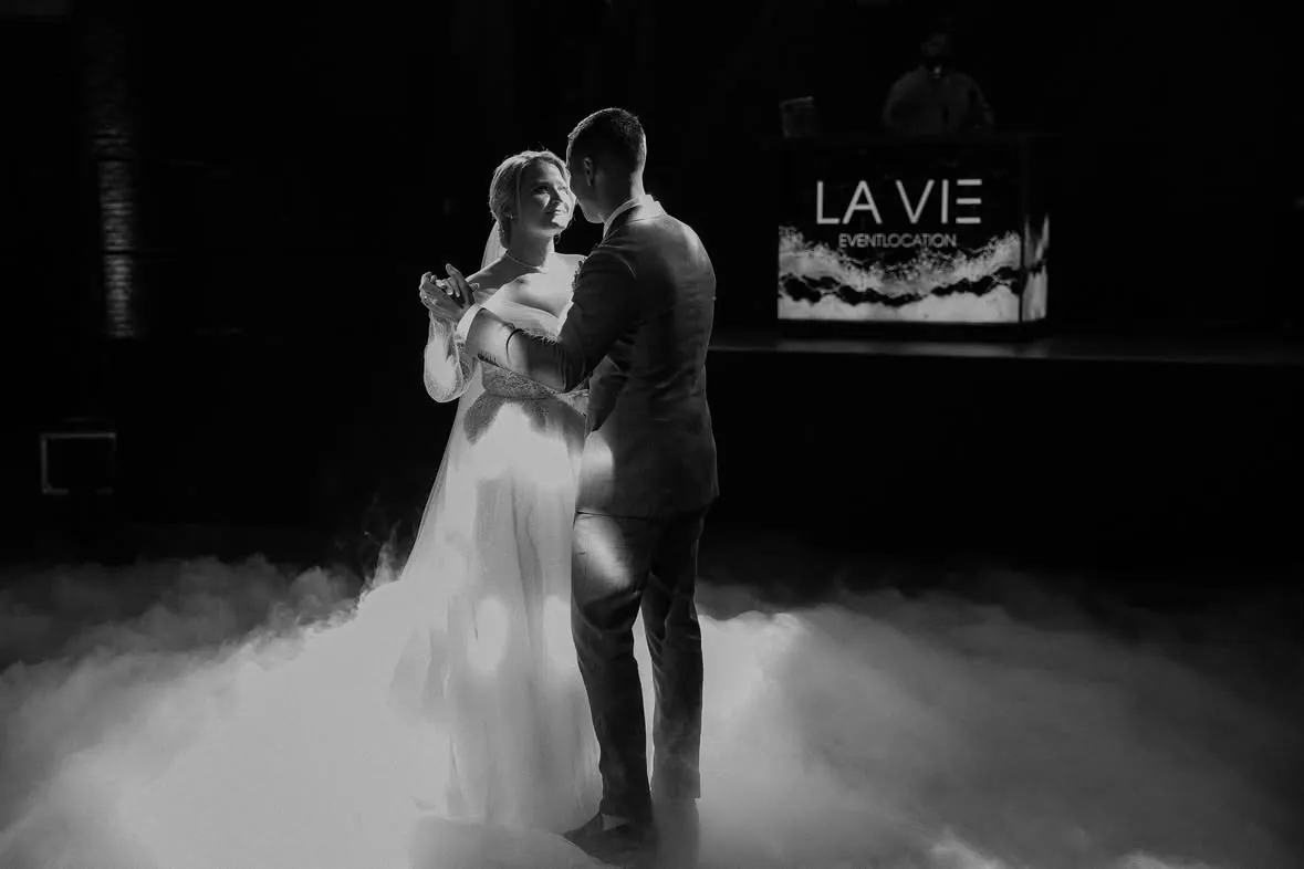 Hochzeitstanz auf Bodennebel im Lavie bei K&ouml;ln