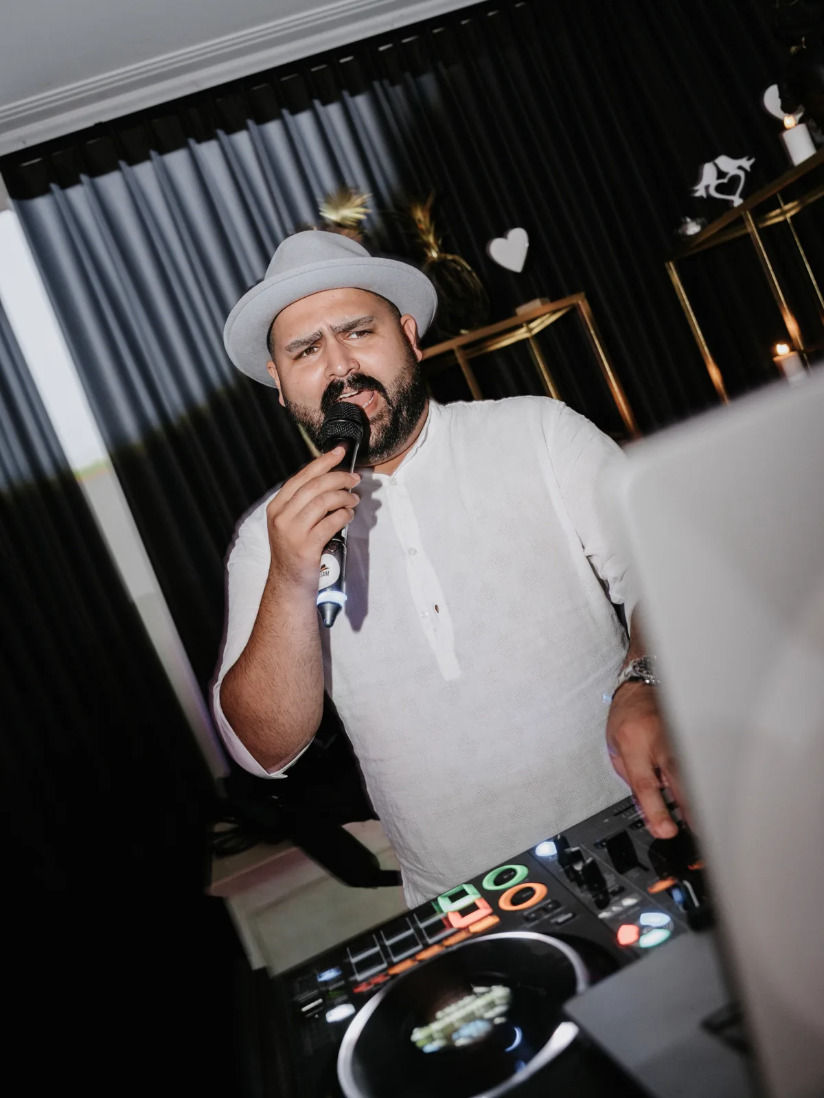 DJ SAM bei der Moderation am Pult im Morrhof