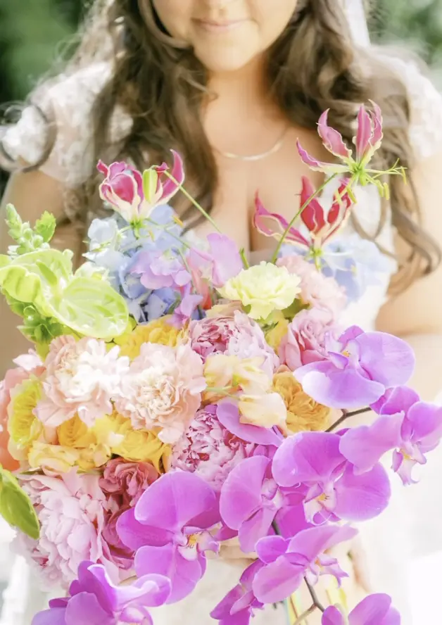 Farbenfroher Brautstrau&szlig; mit pinken Orchideen und Bl&uuml;ten in Rosa, Orange, Blau und Gr&uuml;n
