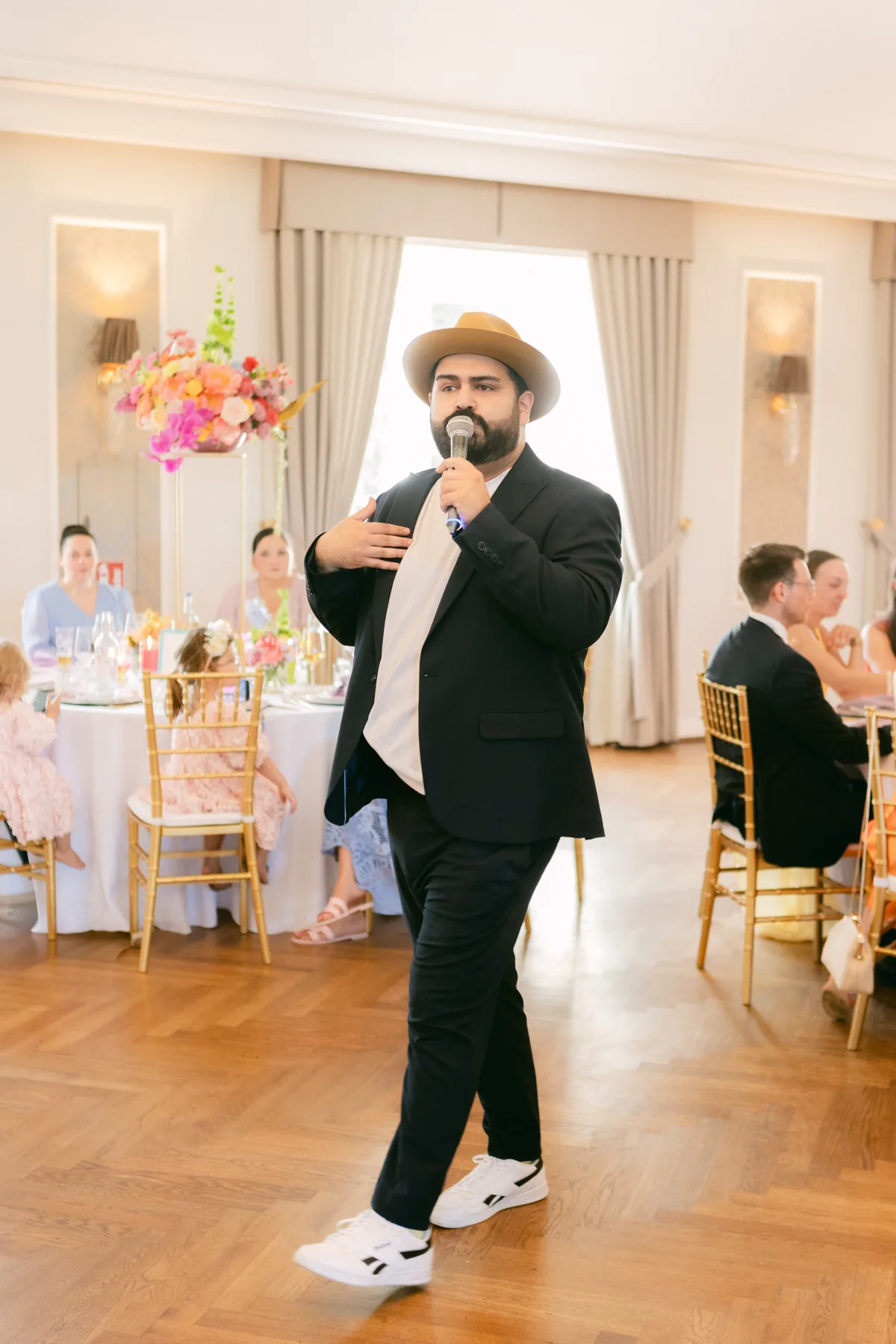 DJ SAM moderiert im farbenfroh dekorierten Festsaal von Schloss Ovelg&ouml;nne