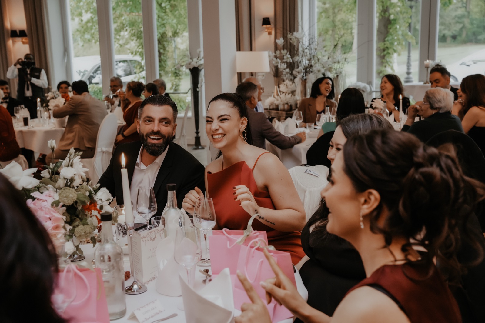 Lachende Gäste beim Hochzeitsdinner im Festsaal von Gut Altona in Dötlingen