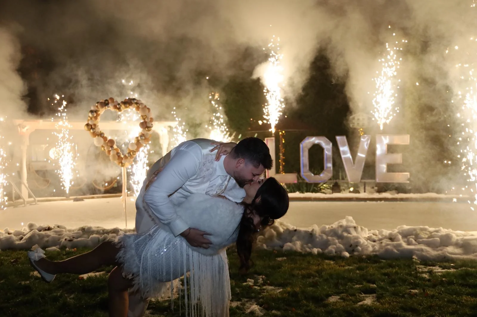 Brautpaar vor Feuerwerk im Schnee – Winterhochzeit in Weiden