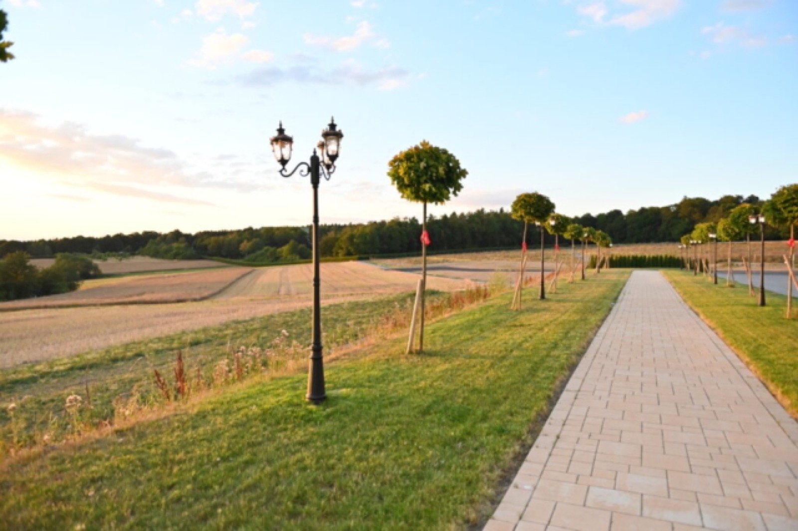Der Laternenweg am Luxury Events Taunusstein im Abendlicht