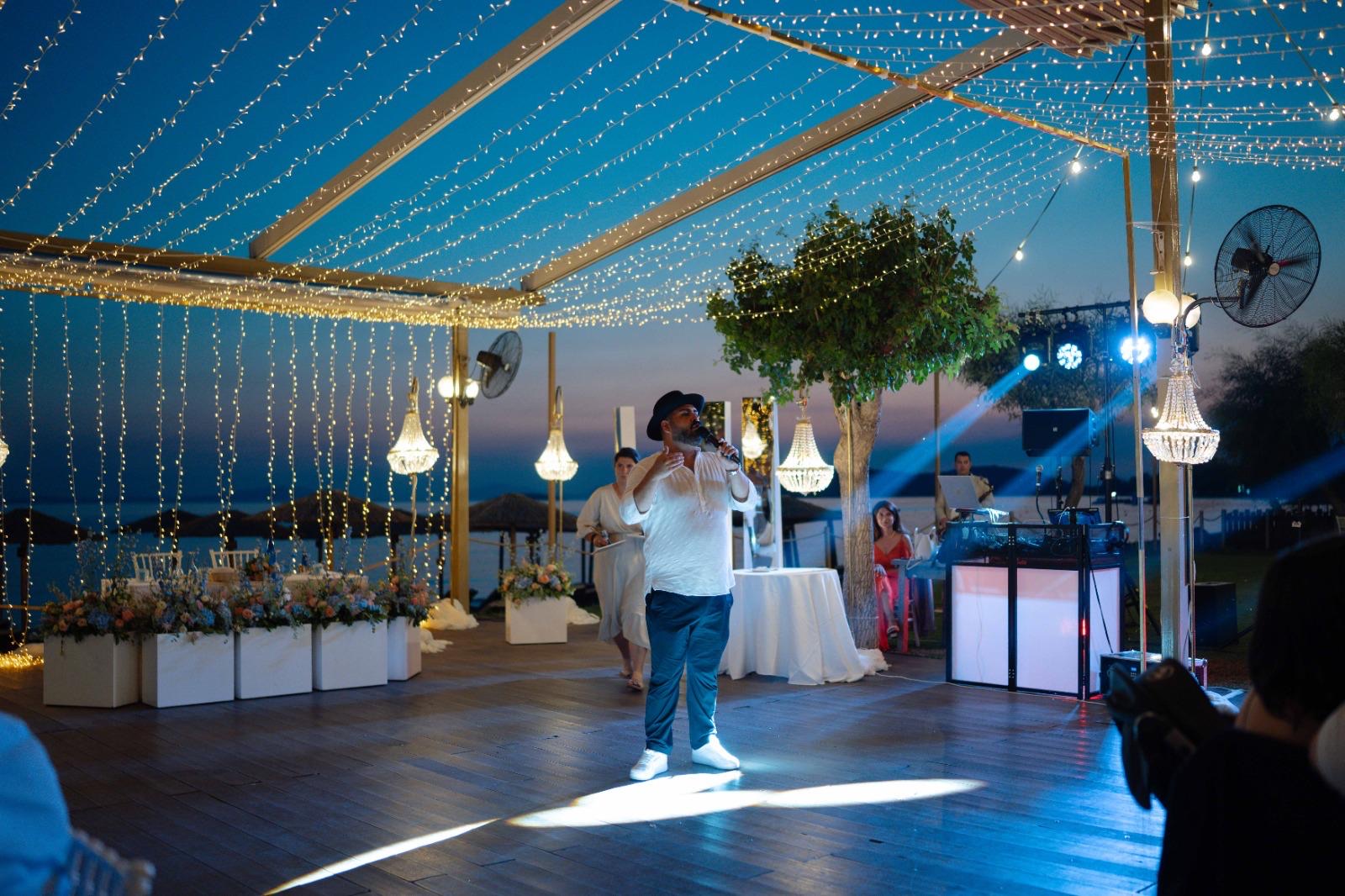 Open-Air-Tanzfl&auml;che am Abend mit Lichterketten und DJ-Setup