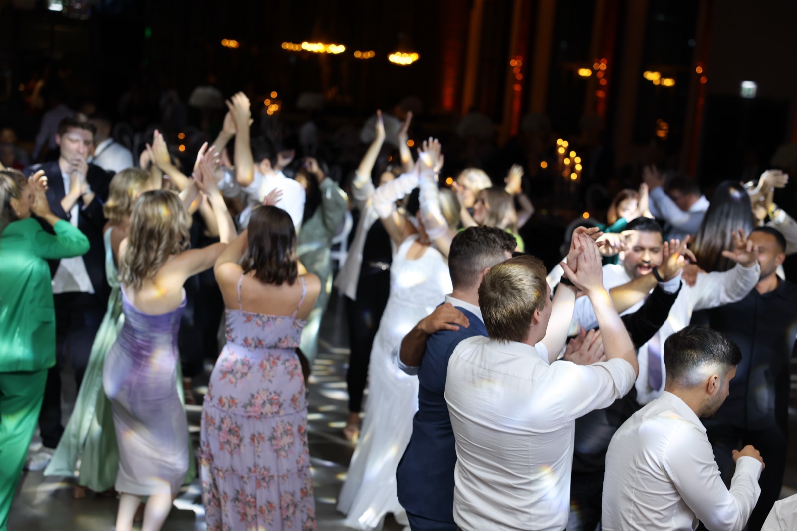Volle Tanzfl&auml;che bei einer eleganten Hochzeit