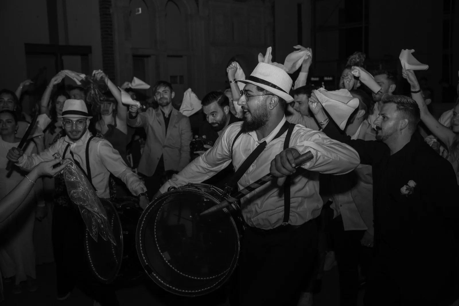 Live-Trommler ziehen durch den Saal &ndash; wenn Livemusik und DJ zusammenspielen