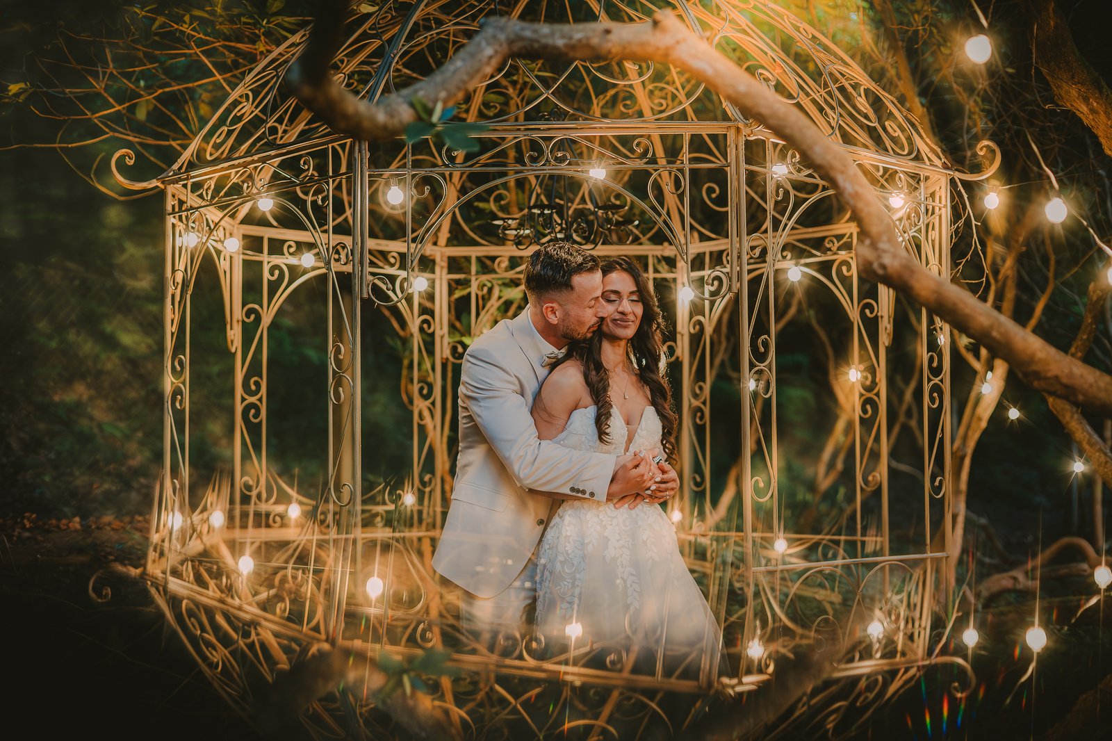 M. & L. im Lichterketten-Pavillon – türkisch-indische Hochzeit in der Oberen Mühle Rengsdorf (Foto: Aaron Ka Photography)