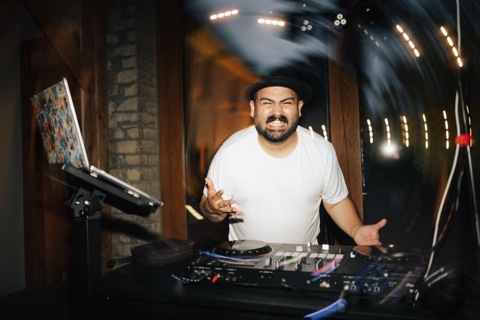 DJ SAM mit Hut in voller Energie am Pult im Weingut Wasem in Ingelheim