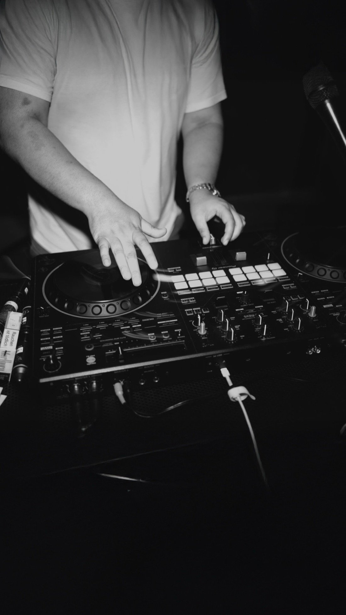 Schwarz-wei&szlig;-Detail: die H&auml;nde von DJ SAM am DJ-Controller