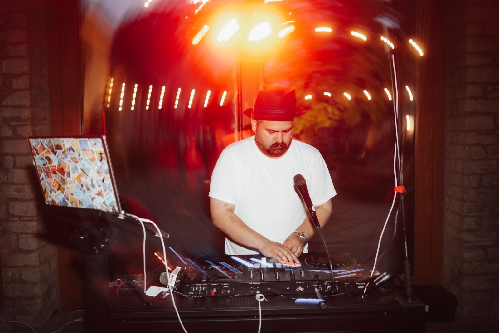 DJ SAM am Pult im roten Partylicht im Weingut Wasem